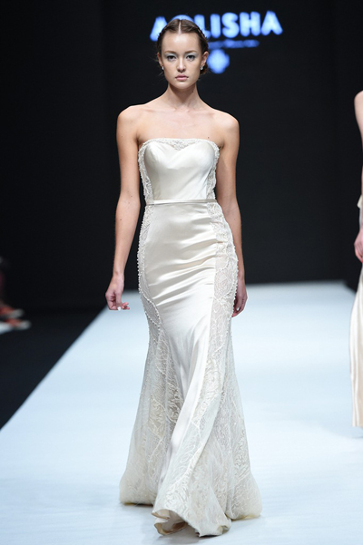 純真與性感的協(xié)奏曲 中國(guó)國(guó)際時(shí)裝周演繹新時(shí)代新娘美學(xué)
